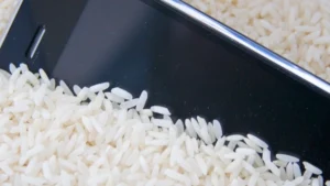 Apple radí nedávat namočený iPhone do rýže. Je to k ničemu, naopak to ještě může uškodit