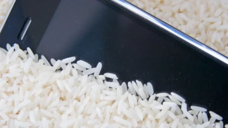 Apple radí nedávat namočený iPhone do rýže. Je to k ničemu, naopak to ještě může uškodit