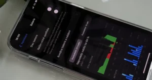 Nabíjení mobilu přes noc baterii škodí jen minimálně. Nutné je však kolem telefonu nechat otevřený prostor