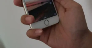 Důvod, proč iPhone nemá tlačítko zpět: byla to zejména otázka důvěry, a navíc byl Steve Jobs jediný, kdo ho chtěl