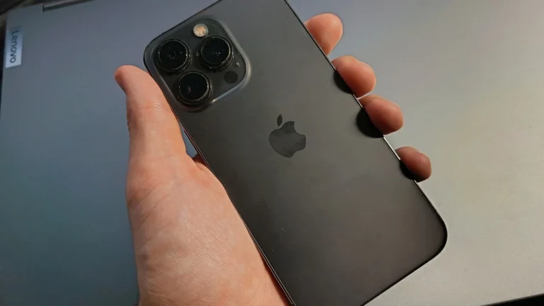 Apple varuje důležité osoby před virem