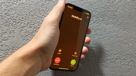 iPhone umí česky říkat, kdo vám volá. Nastavení je snadné, ale většina Čechů o něm vůbec neví