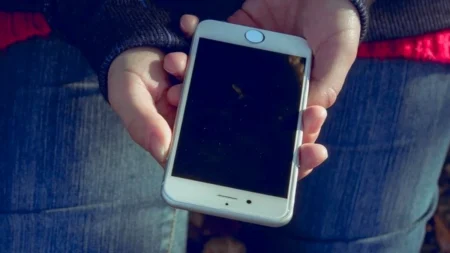 4 možnosti, co dělat, když iPhone nejde vypnout, ať už je zcela vybitý, nebo neustále svítí „jablko“