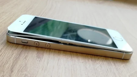 Na vypouklý nebo odlepující se displej telefonu nikdy netlačte ani ho nelepte izolepou. Značí totiž velké riziko