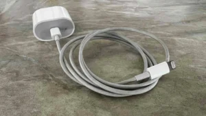 Správné smotávání kabelu prodluží životnost nabíječky iPhonu o několik let. Většina lidí to dělá špatně