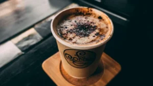 „Koupili jsme si kafe ve stánku u silnice cestou do Itálie. U benzinky jsme zjistili, že nám vykradli účet.“ Petr a Julie měli po dovolené