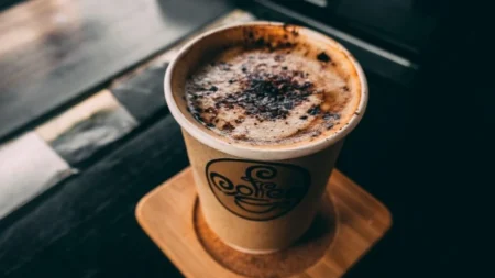 „Koupili jsme si kafe ve stánku u silnice cestou do Itálie. U benzinky jsme zjistili, že nám vykradli účet.“ Petr a Julie měli po dovolené