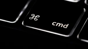 Jedinečná klávesa Cmnd na Apple klávesnici měla dříve zcela jiný význam. Sahá až do roku 1980