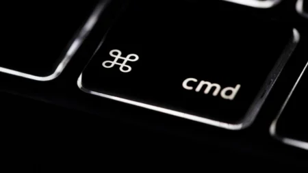 Jedinečná klávesa Cmnd na Apple klávesnici měla dříve zcela jiný význam. Sahá až do roku 1980