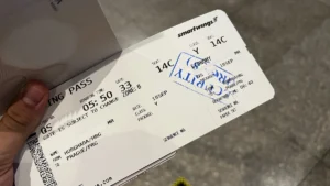 Žena se vyfotila s letenkou na Facebook. Když dorazila na letiště, nepustili ji do letadla