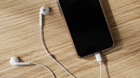 Některá kabelová lightning sluchátka se bez bluetooth nepřipojí. Ne, není to kravina. Pozor, co kupujete