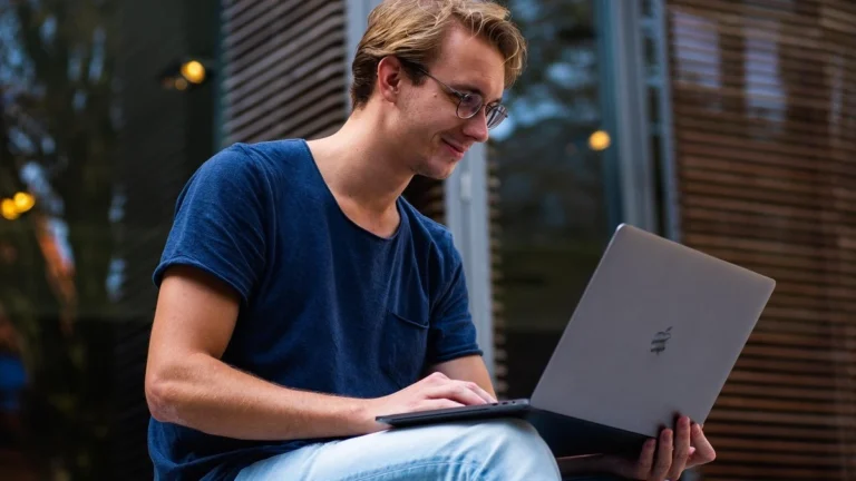 Mladý muž s notebookem