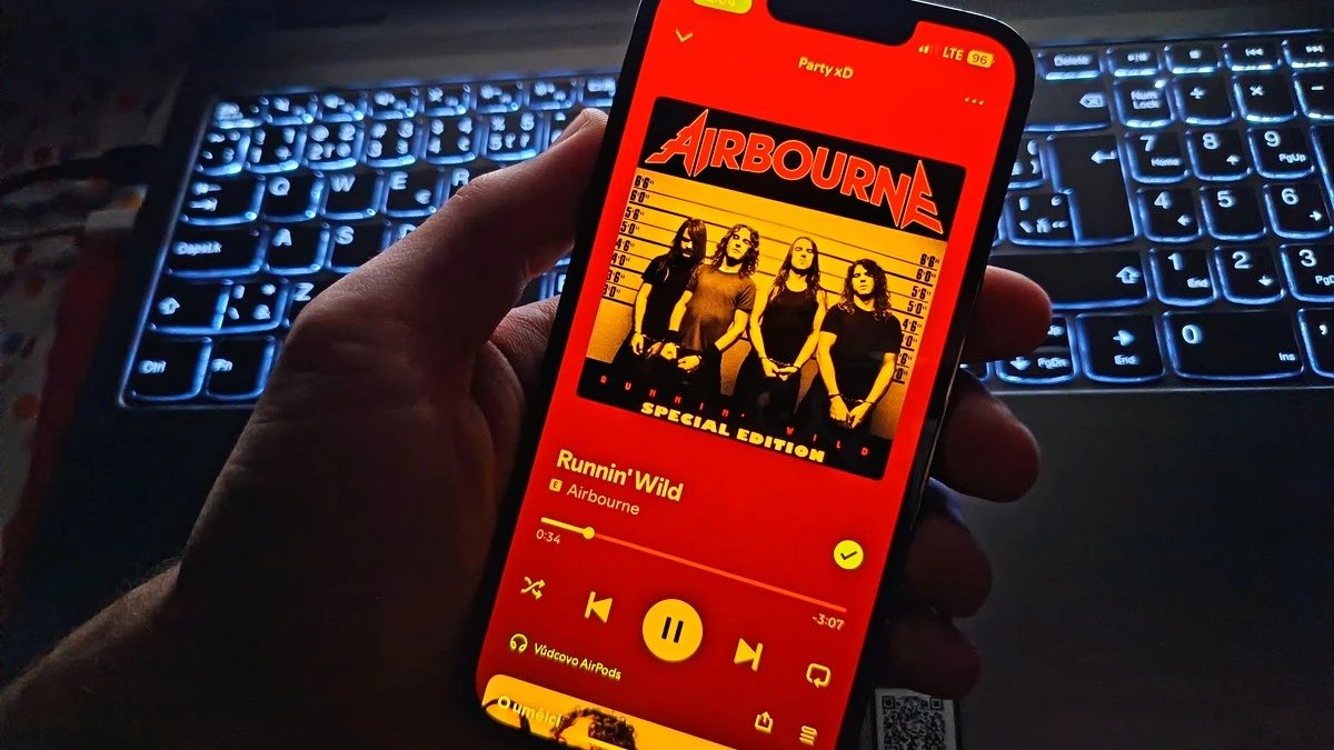 Apple dusí Spotify: Údajně mu vzal možnost ovládat hlasitost na reproduktorech přes tlačítka telefonu