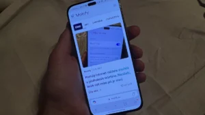 Studie: Vědci se léta mýlili, modré světlo z telefonu usínání skoro nebrání. Telefon ani PC ale přesto před spaním nepoužívejte