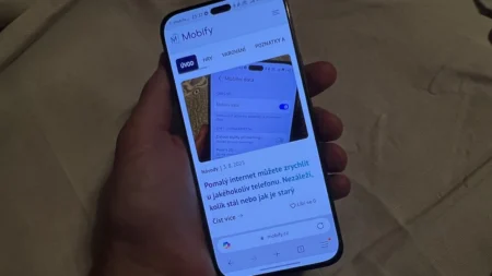 Studie: Vědci se léta mýlili, modré světlo z telefonu usínání skoro nebrání. Telefon ani PC ale přesto před spaním nepoužívejte