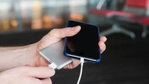 Telefon lze nabít i bez zásuvky