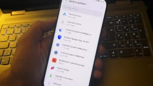 V telefonu je mnoho aplikací, které jsou nejenom zbytečné, ale také snižují výkon a odesílají data