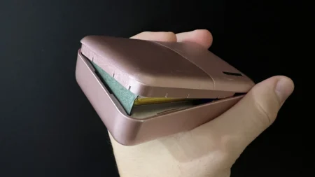 Powerbanka jí vybouchla v ruce a popálila i obličej. Česká influencerka si na dovolené zažila noční můru