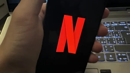 Netflix začal postupně rušit nejlevnější tarif. Lidé si ovšem novinku sledovat ho s reklamami chválí, ušetří tím 55 %