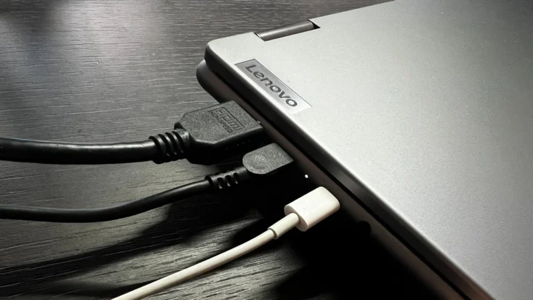 Notebook Lenovo připojený na nabíječce a k externímu monitoru