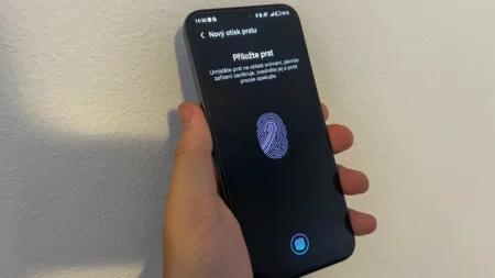 Studie, z níž mrazí: Otisk prstu lze ukradnout při hovoru metodou poslouchání prstu, jak jezdí po displeji