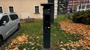 Češi přichází o tisíce korun při placení parkování přes falešné kódy na parkovacích automatech