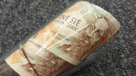 Naděje pro podvedené lidi, že se jim vrátí aspoň část peněz. Evropské orgány rozbily gang, který ukradl 15 miliard korun