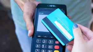 „Přispěla jsem 1 000 Kč na charitu a zaplatila kartou. Později jsem zjistila, že mě okradla,“ litovala své solidarity Petra