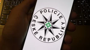 Čechům chodí falešná trestní oznámení z čísla 158, které patří PČR. Lidé ve strachu spolupracují a přichází o peníze