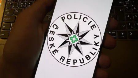 Čechům chodí falešná trestní oznámení z čísla 158, které patří PČR. Lidé ve strachu spolupracují a přichází o peníze