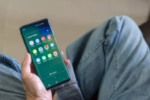 Samsung překvapil, díky vyjímatelné baterii si ji za 15 vteřin vyměníte sami