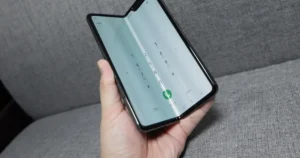 Prodeje skládacích telefonů rok od roku rostou. Mezi jejich výhody patří např. vysoký výkon nebo kompaktnost