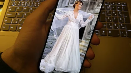 Žena z ČR vyzrála na podvodníka a nedala se okrást. Za svatební šaty, které prodávala, jí nabídl dvojnásobnou cenu