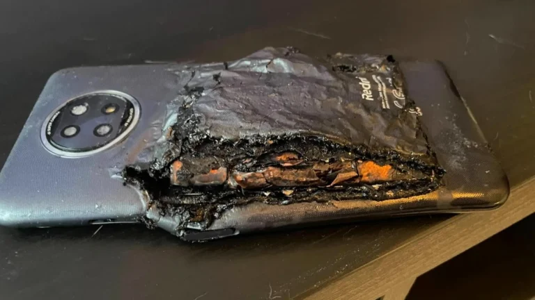 Telefon, jemuž bouchla baterie