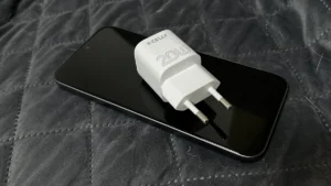 Žena nechala nabíjet mobil na gauči, a ten jí v noci podpálil dům. Od výrobce telefonu vysoudila 4,2 milionu korun