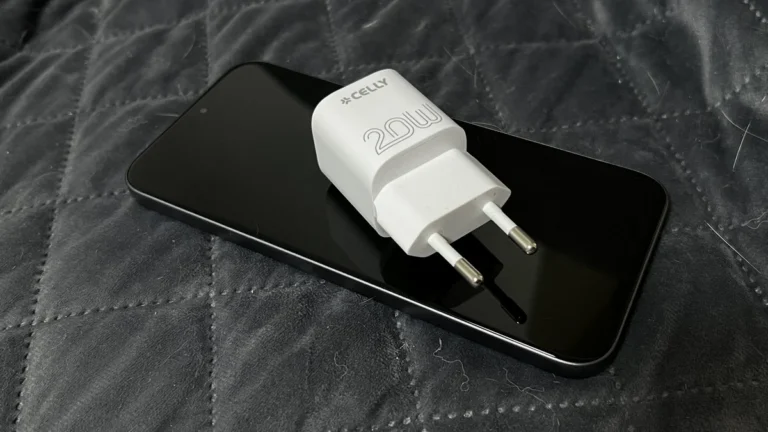 Nabíjení telefonu na gauči