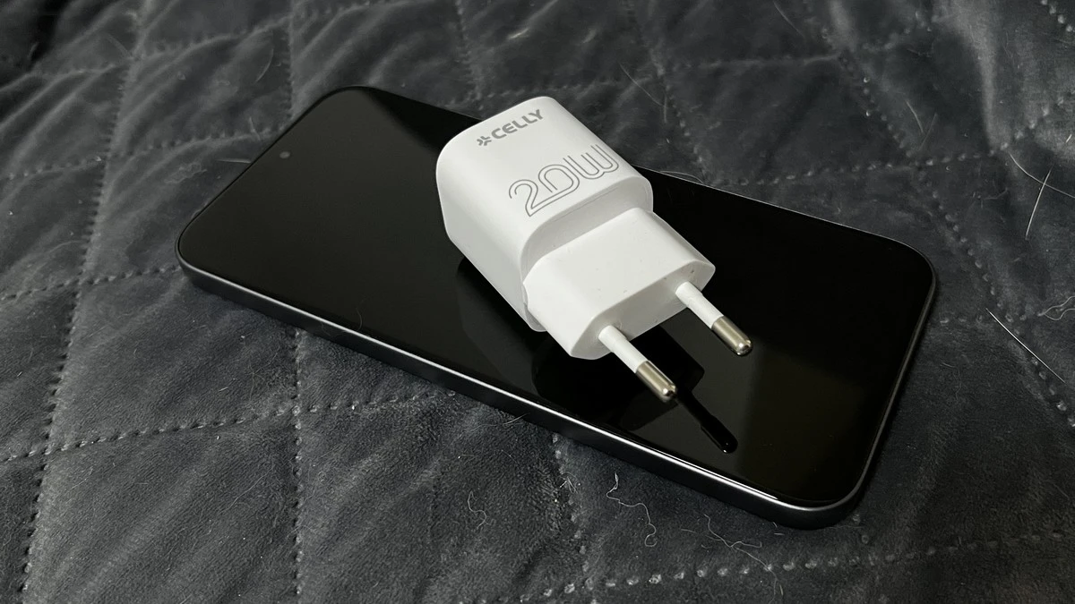 Dvě stejné USB-C nabíječky, ale jedna nabíjí telefon i dvakrát déle. Rozdíl je v jednom písmenu na krabičce