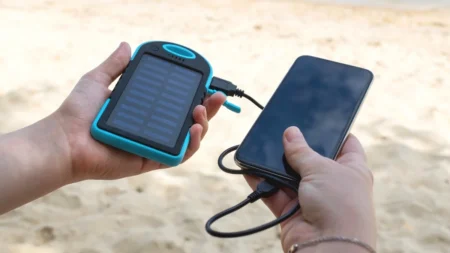 Odpovědi, jak rychle nabije přenosný solární panel mobil, kameru nebo powerbanku