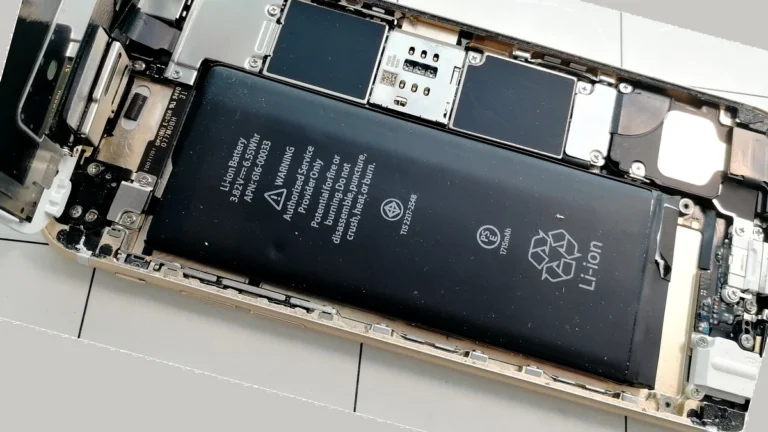 Opravář vysvětlil, proč k němu lidé chodí měnit baterie v telefonu znovu a znovu. Je to o triku, který neznají
