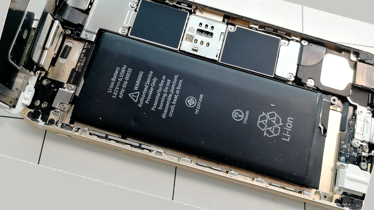 Opravář vysvětlil, proč k němu lidé chodí měnit baterie v telefonu znovu a znovu. Je to o triku, který neznají