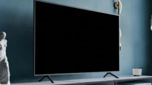 Spousta Čechů vůbec neví, co dělat s televizí během bouřky. Vypnutí napájení nestačí