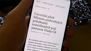 Falešná vláda ČR žádá Čechy o vyplnění dotazníku, aby jí pomohli. Než se nadějí, přichází o peníze