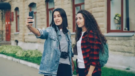 34letá žena vtáhla rodinu do podvodu, který ji připravil o peníze i kamarádky. Ze snadného výdělku se stala životní chyba