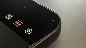 Vidíte-li na displeji v OS Android zelenou „tečku“ mimo aplikace, nejspíše vás sleduje a poslouchá hacker