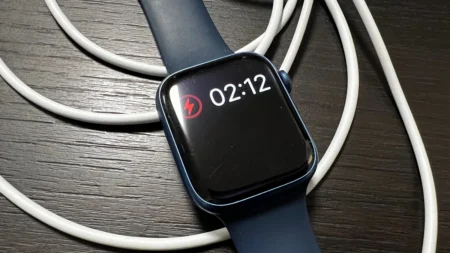Největší slabina Apple Watch má řešení, i když jenom na 50 %. Výdrž baterie můžete zásadně prodloužit