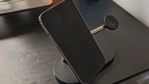 Studie varuje před útokem skrze bezdrátovou nabíječku. Dokáže telefon zahřát až na 81 °C a doslova ho usmažit i podpálit domácnost