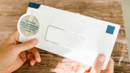 Podvodníci se vrací ke staré škole a rozesílají lidem dopisy, aby je beze stopy okradli. A ono to funguje