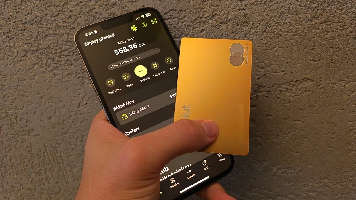 Jeden způsob s NFC zná každý, ale telefonem lze po přiložení v obchodě platit i bez něj