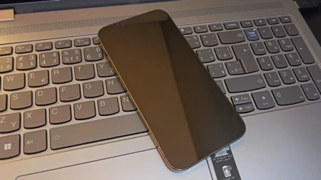 iPhone se náhodně vypíná a uživatelé nevědí, co s tím. Zkuste to řešit tak, abyste nemuseli do servisu