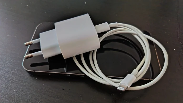 iPhone, nabíječka s kabelem